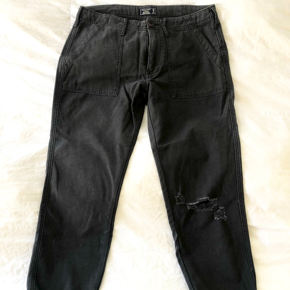 Abercrombie & Fitch mid-rise grey relaxed fit jeans. Size 26.